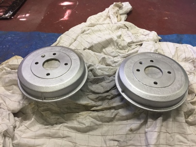 Rear drums painted in silver high temp paint. Originally these were black but I'm trying silver to see if they look better under the superlites.